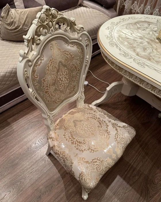 Стол со стульями