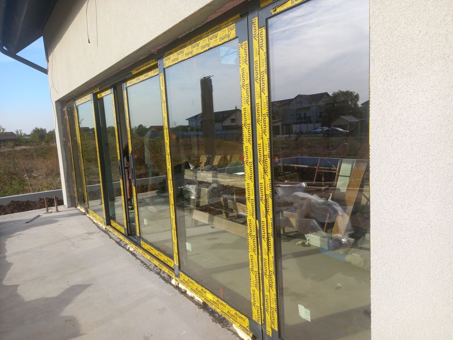 Usi glisante din aluminiu cu geam termopan