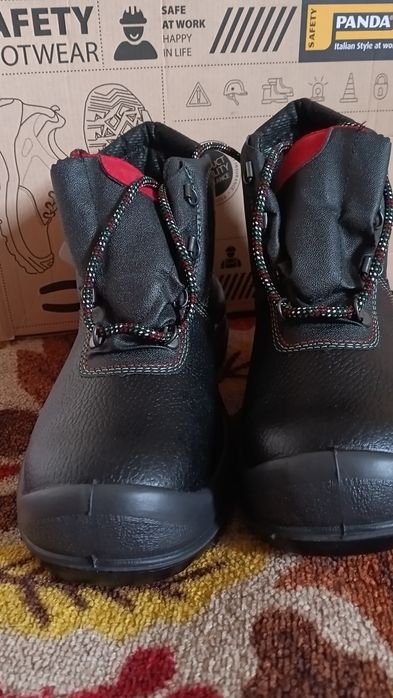 Работни обувки с метално бомбе.