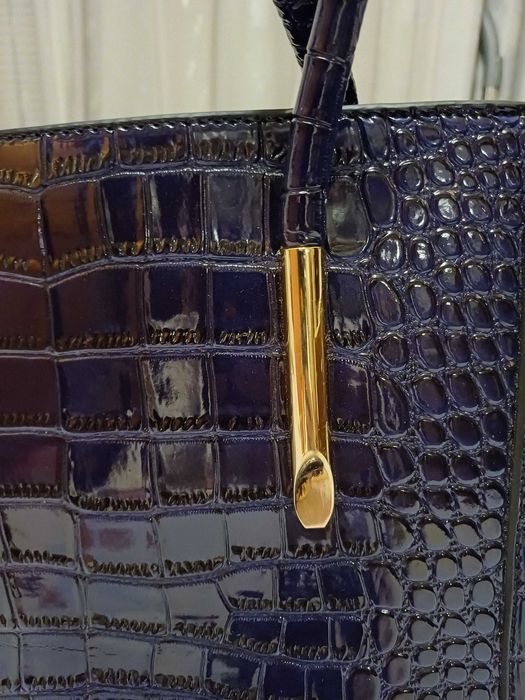 Стилна чанта, изключително красиво индигово синьо,удобно разпределение