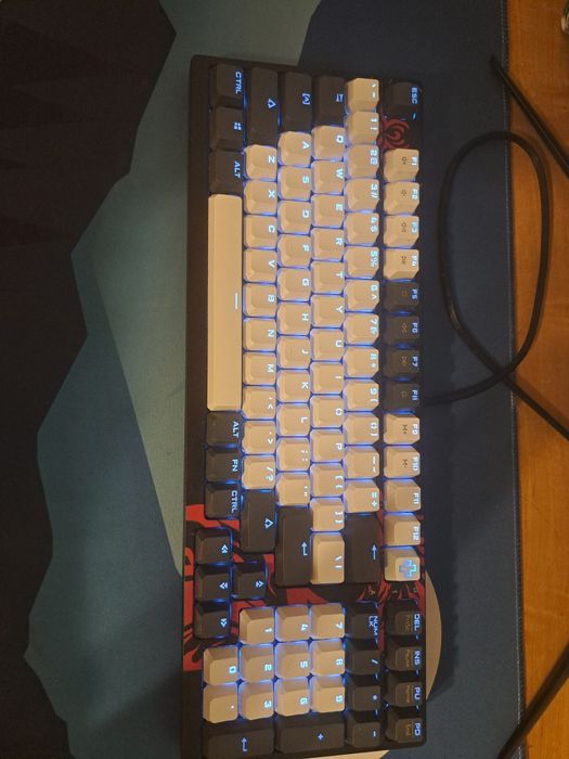 Tastatura cu red switches