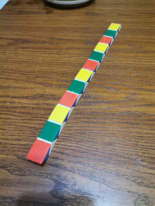 Играчка конструктор наподобяваща Рубик куповете