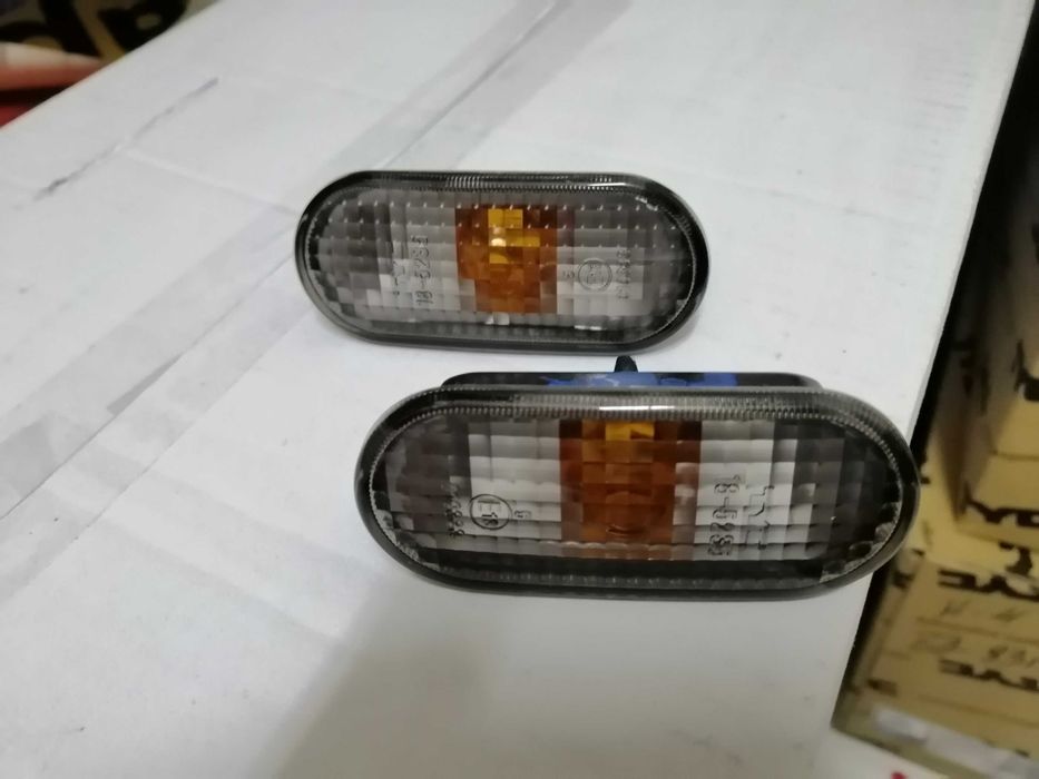 мигачи Пасат B 5 VW Passat  96 - 00 бели опушени мигач до фар и калник