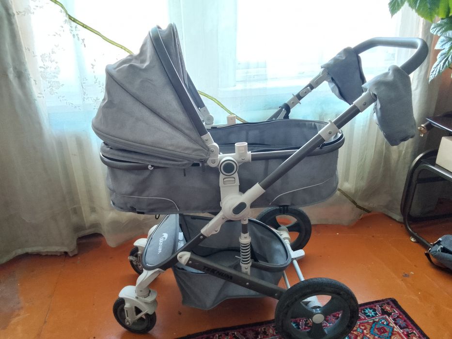 Продам коляску Teknum.В комплекте: люлька, прогулочный блок,автокресло