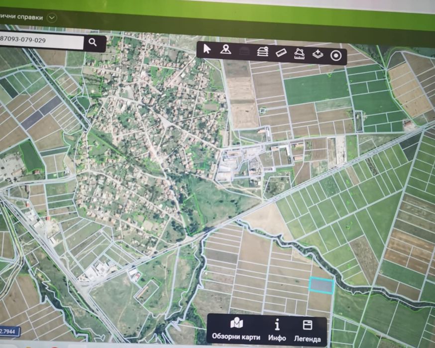 Поземлен земеделски имот  - нива.