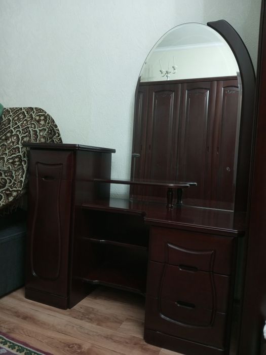 Продам столик туалетный