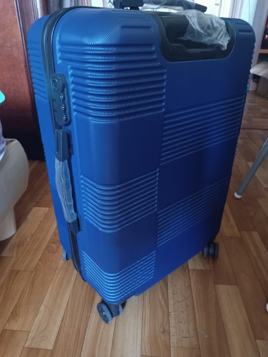 Чемодан пластиковый новый