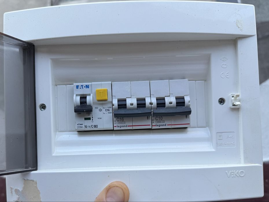 Tablou electric VIKO, 8porturi, 3 sigurante Legrand