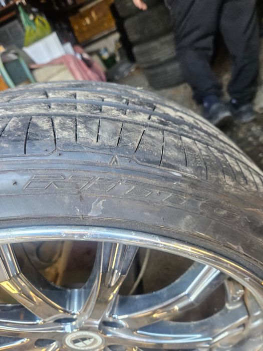 Продам резину вместе с дисками размет 245/35R20