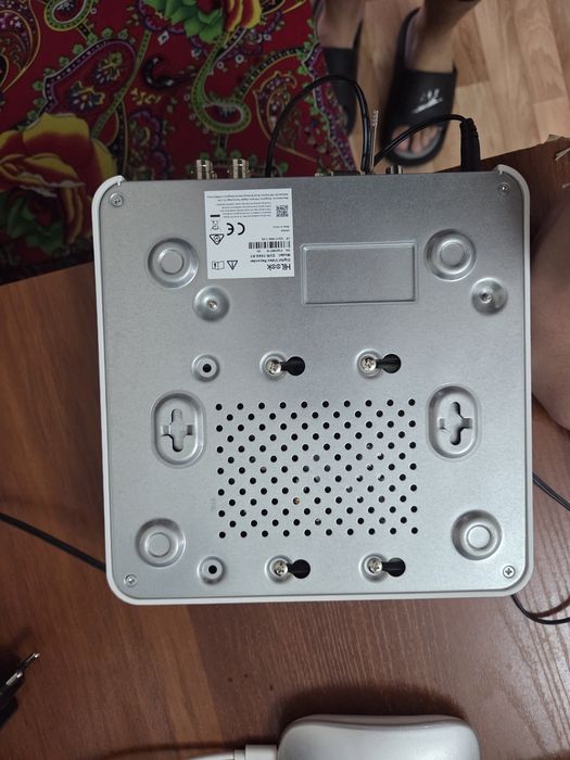 Монитор самсунг, видео регистратор HiLook DVR-104G-K1.