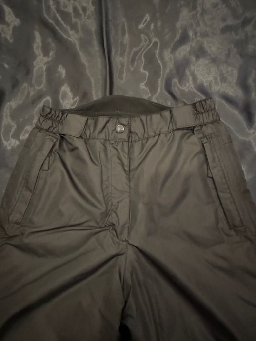 Costum ski ( jacheta, pantaloni, manusi).