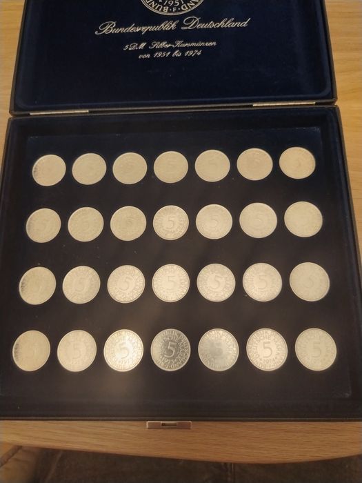 O colecție de monede din Argint