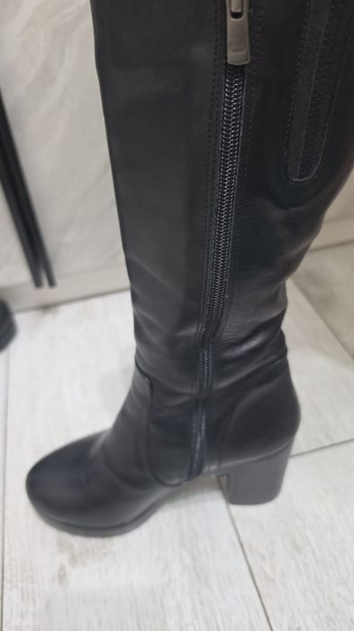 Продам зимние сапоги новые размер 37