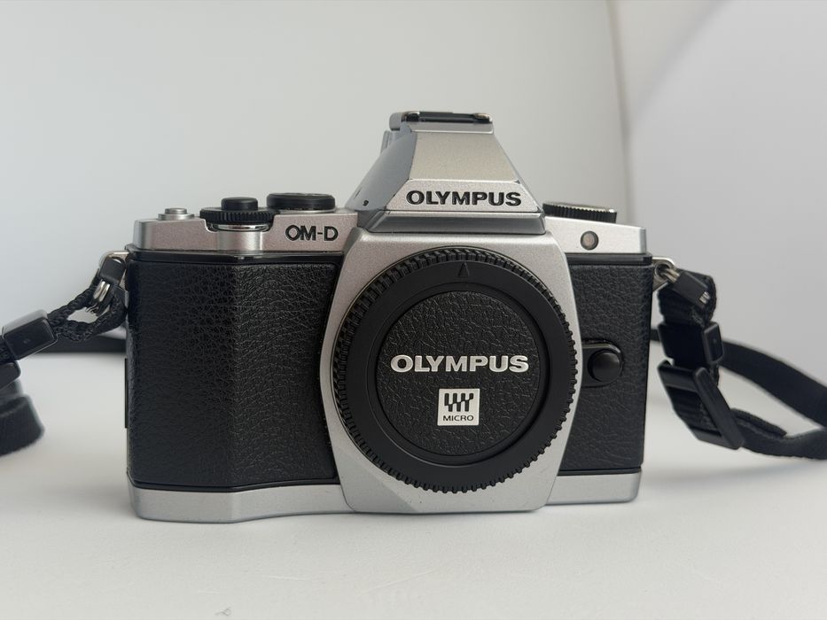 Aparat foto OM-D E-M5 cu obiectiv OLYMPUS PEN M.ZUIKO DIGITAL ED 40-150mm f4.0-5.6 R