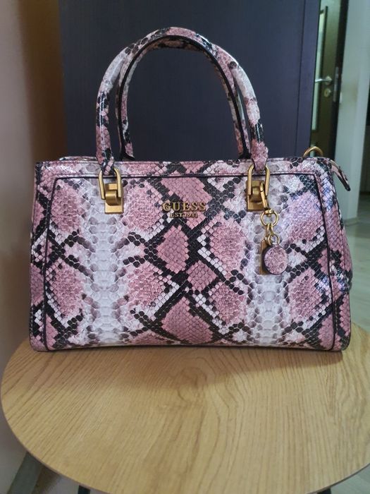 Елегантна дамска чанта Guess