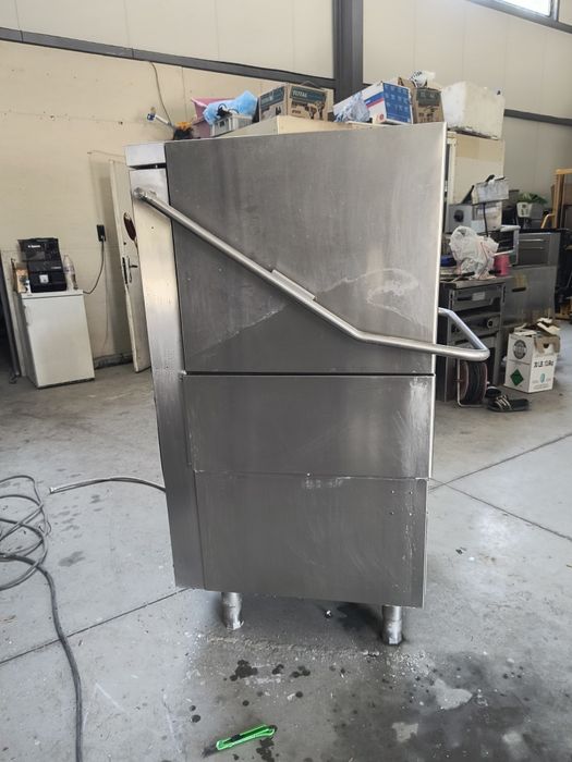 Конзолна съдомиялна -- Италия.