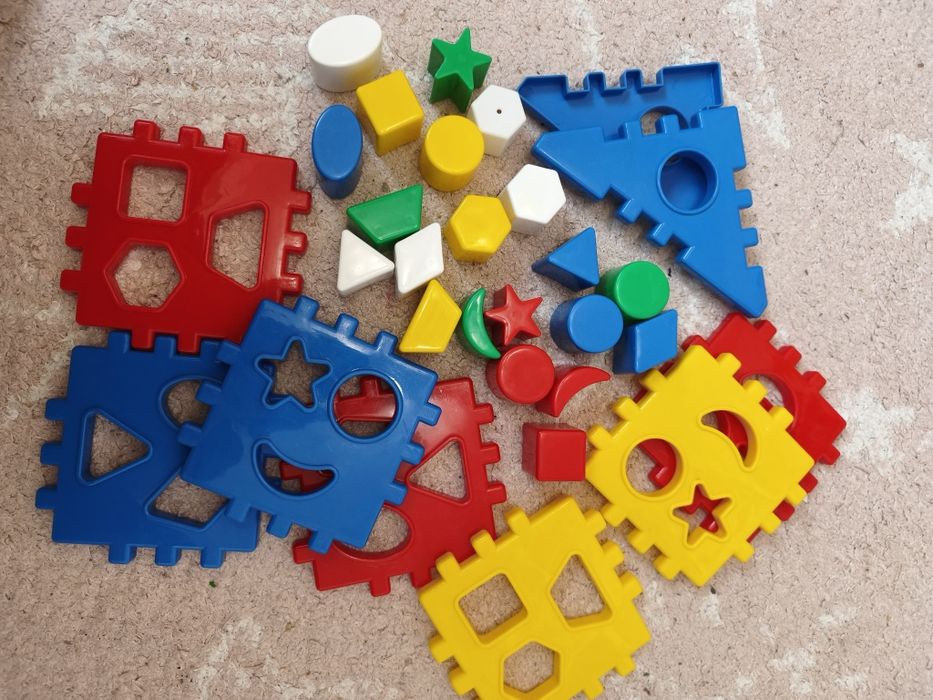 Мозайка, сортер и игра за нанизване 2-4г.