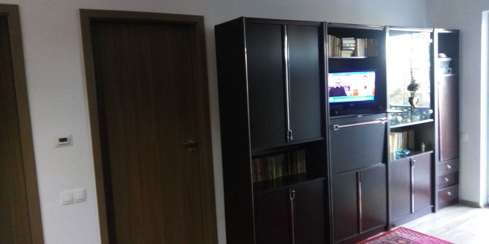 Vând mobila sufragerie/vitrină, corpuri închise cu polițe