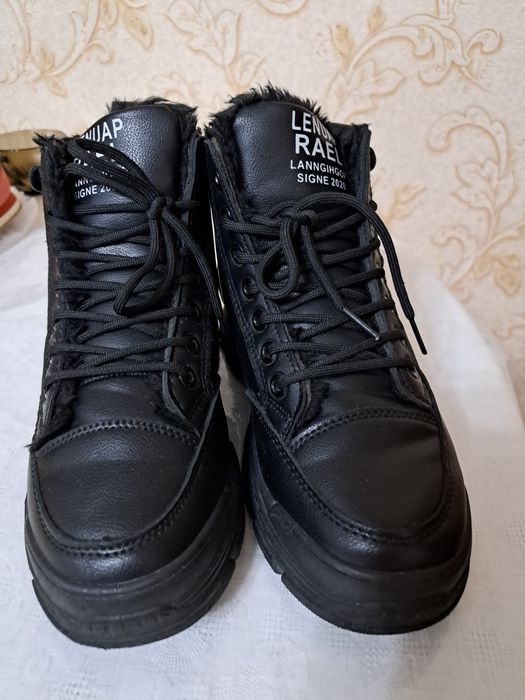 Продам зимние кроссовки