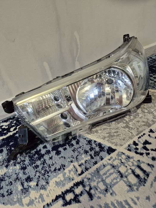 Фара на Toyota Hilux