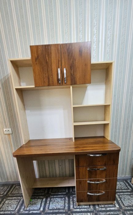 Продаётся письменный стол в отличном состояние.