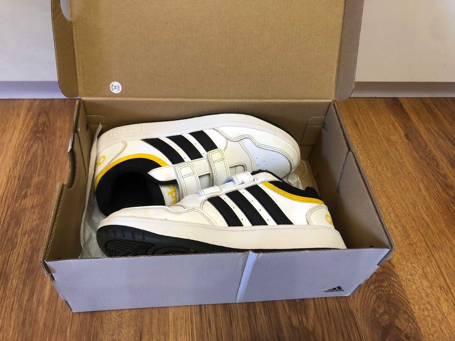Adidas детски маратонки Hoops номер 35