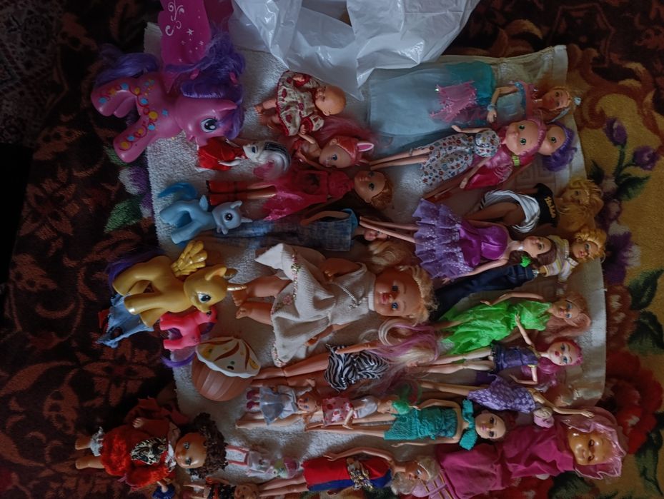Отдам старые куклы (все)