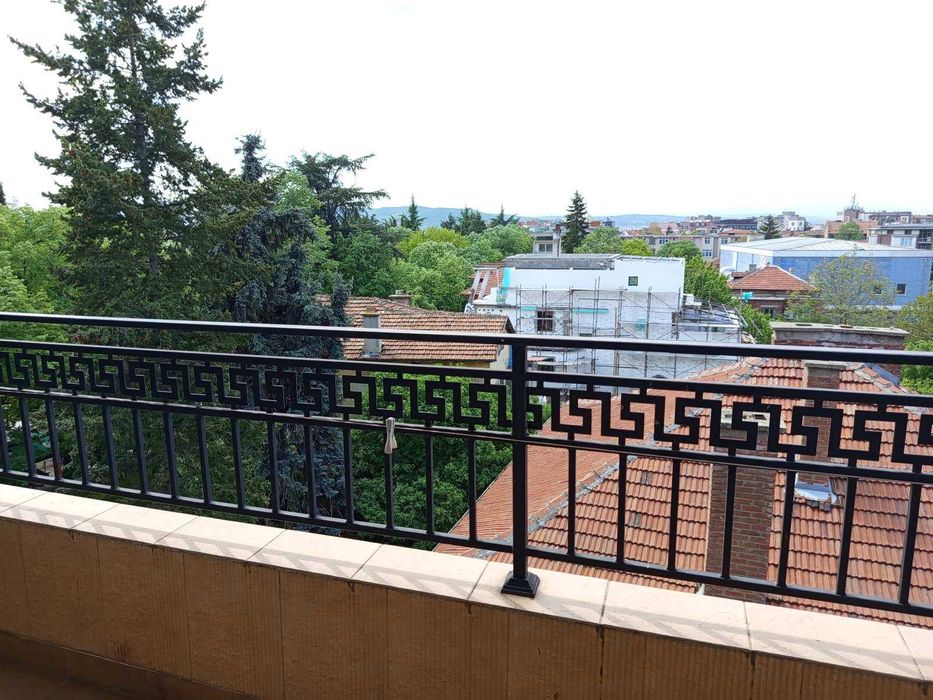 Продава напълно обзаведен апартамент с една спалня в идеалния център