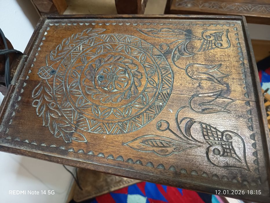 Mobilă  rustică din lemn masiv, sculptată,