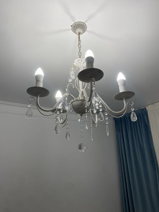 Люстра для дома. Белая