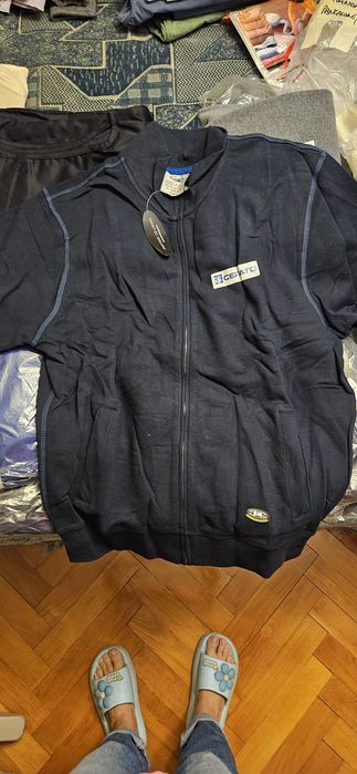 Echipament de lucru: pantaloni, hanorace, tricouri, bluze