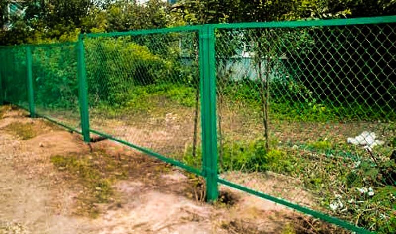 Забор из сетки рабицы в рамке. Забор сетка рабица