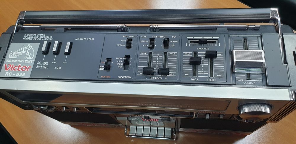 Продается магнитола Victor RC  838