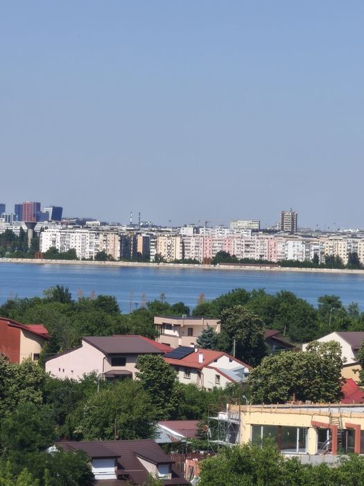 Închiriez studio