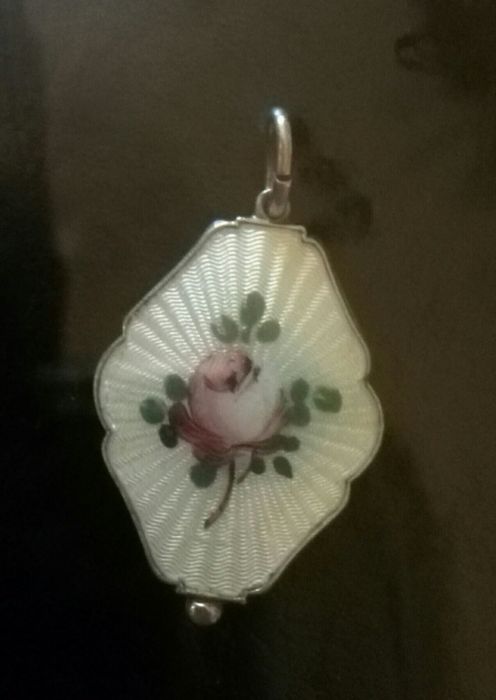 Vând sau schimb pandantiv din argint emailat marcat H STERLING NORWAY.