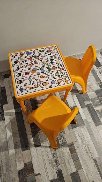 Пластмасови столове и масичка