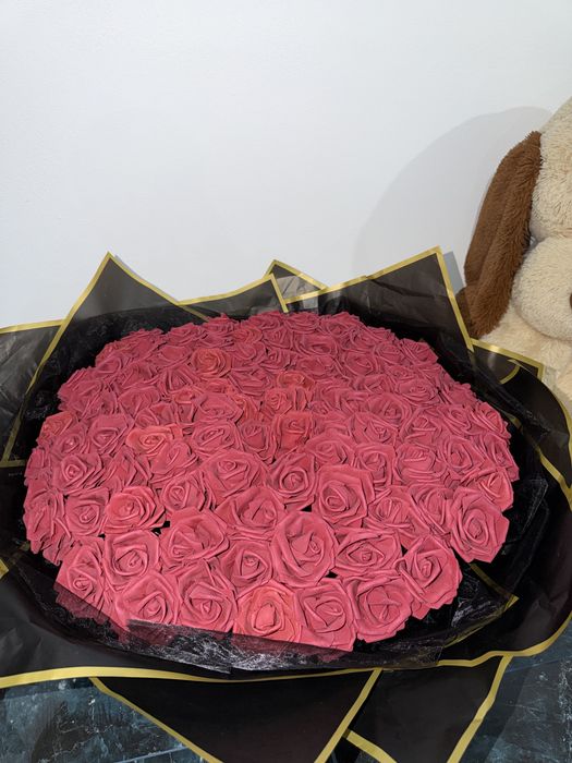 Buchet de trandafiri artificiali de peste 100 de trandafiri