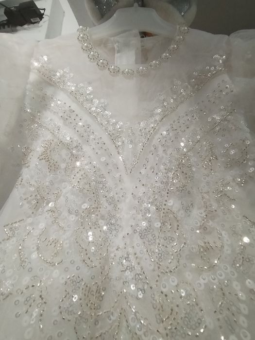 Rochiță fetite ocazie, alba, cu paiete și perle în gâtului, mărime 130