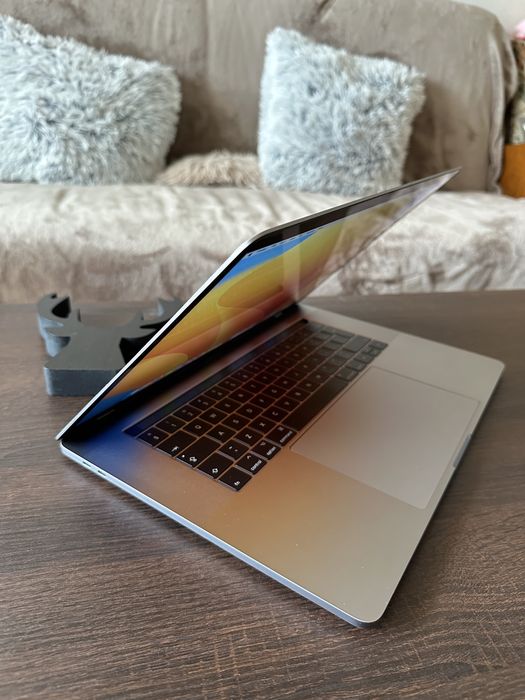 MacBook Pro 2017 Touchbar (15", Retina, A1707) 500 GB SSD, Intel i7, AMD Radeon 4 GB, 16 GB RAM