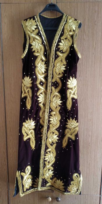 Национальная безрукавка чапан и тюбетейка