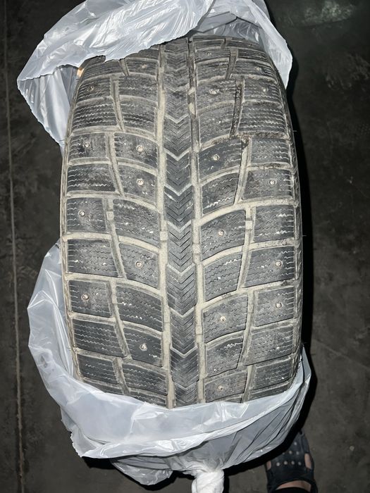 Продам комлектзимней резины с шипами BLACKHAWK 245/40 R18