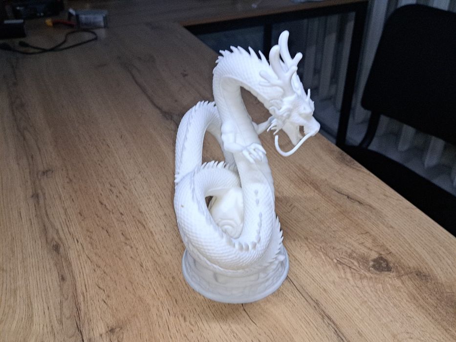 3D Bosmada Chiroyli Xitoy Ajdahosi Haykali