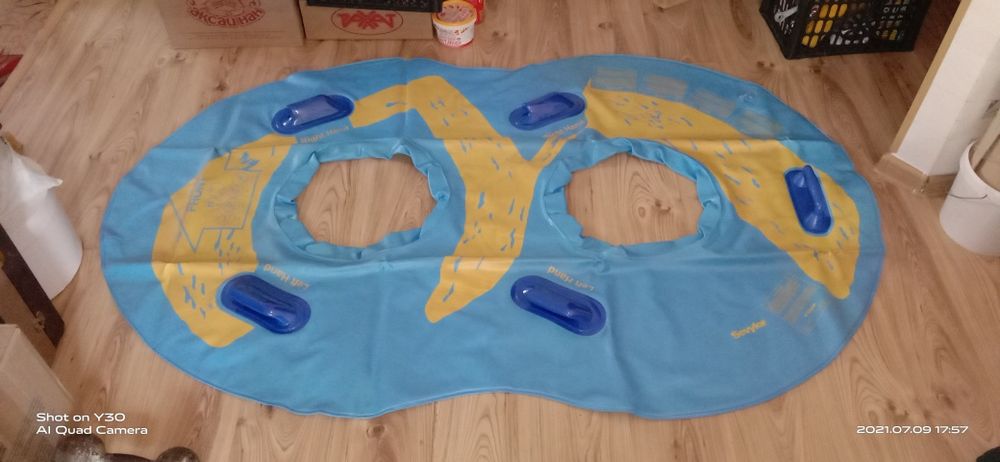 Надувной круг для воды.