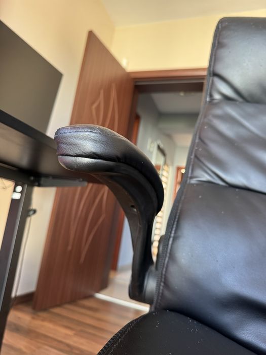 Офис стол KASTBJERG черна кожа