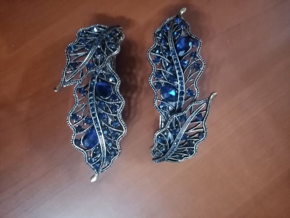 Красивая заколка для волос с синими камнями