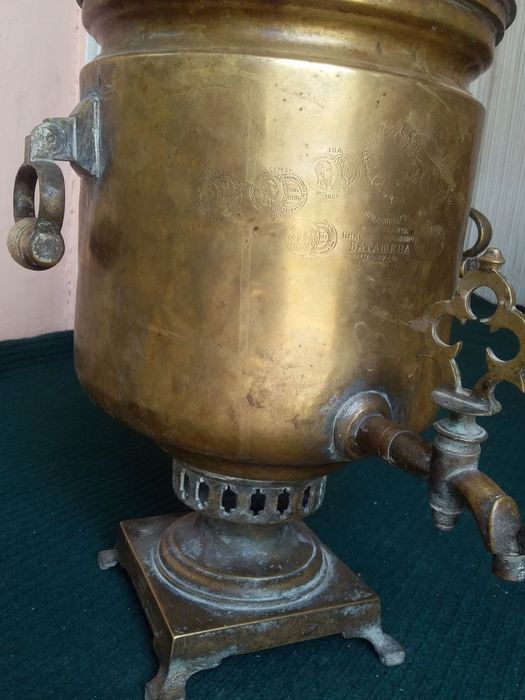 18-аср Эски Тулский самовар ва эски пичоқ