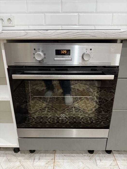 Духовой шкаф б/у Electrolux