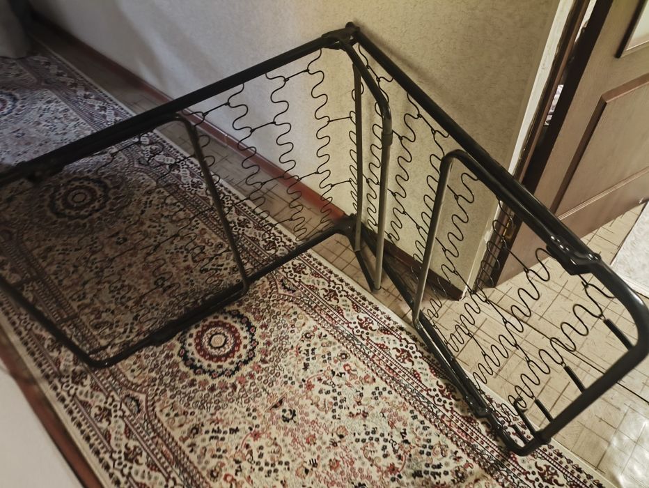 Раскладушка в хорошем состоянии.
