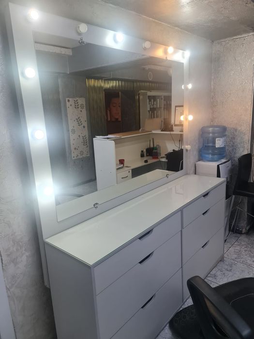 Продам шкаф с зеркалом для макияжа