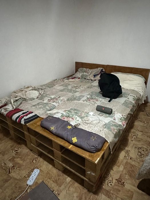 Продам кровати и круглый стол